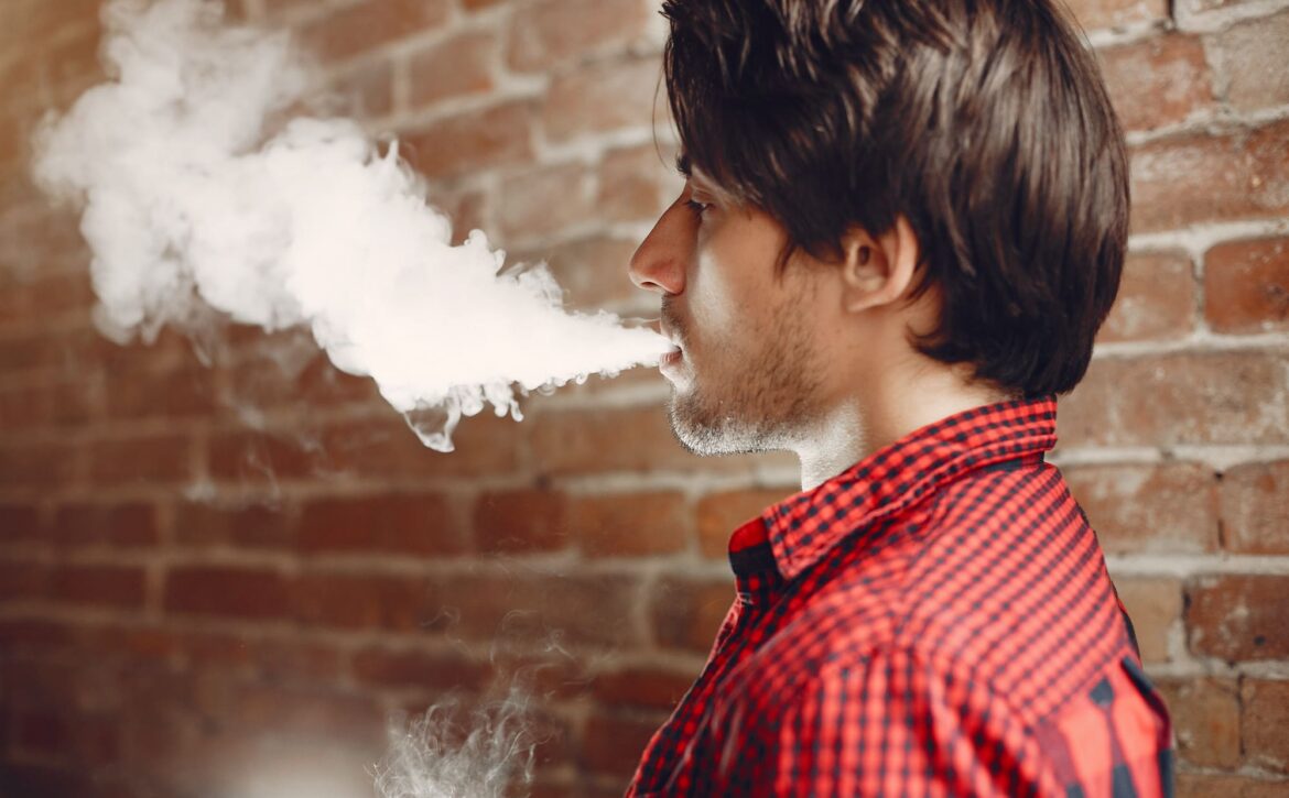 stylish-elegant-man-city-with-vape (1)
