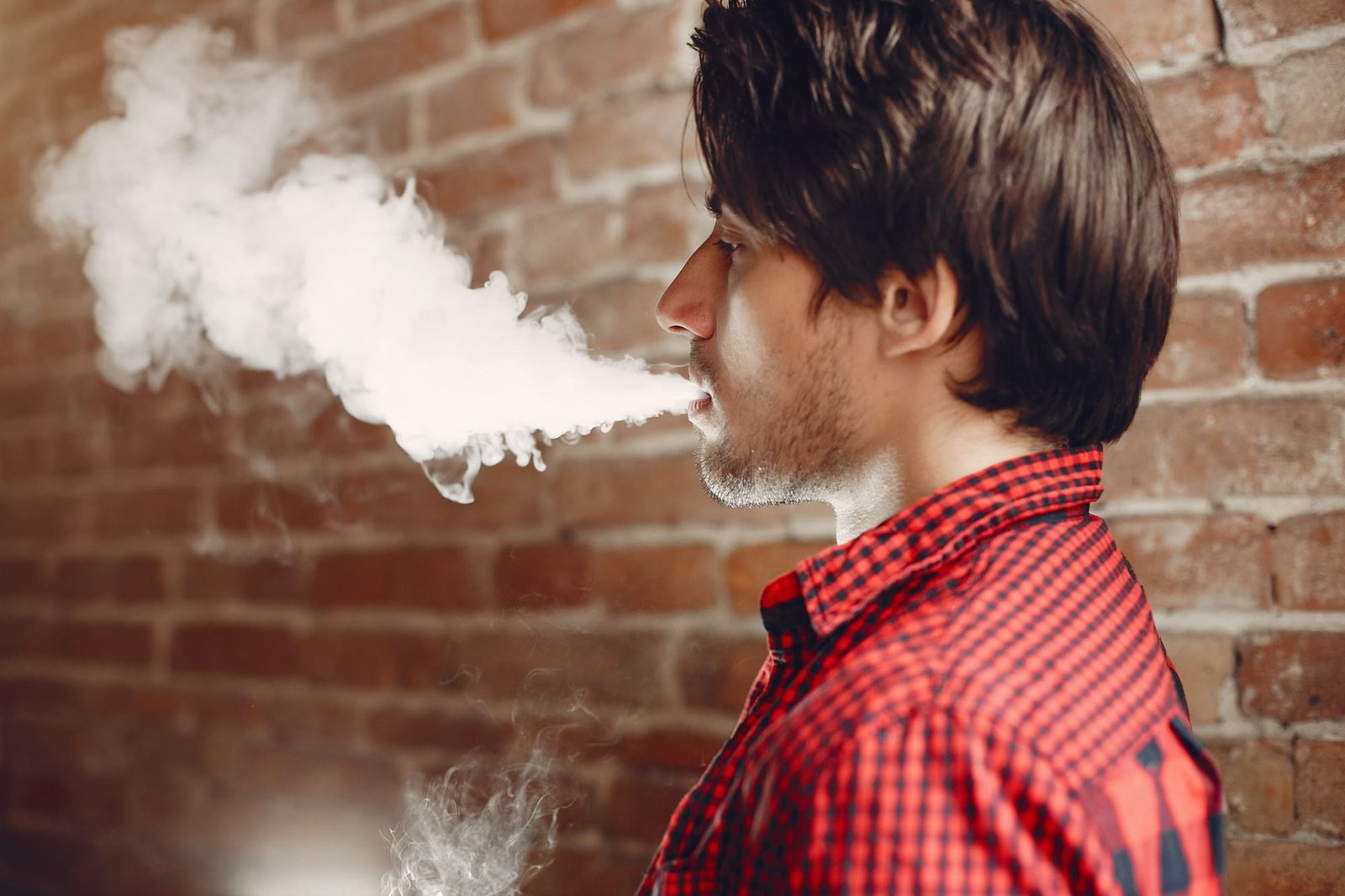 stylish-elegant-man-city-with-vape (1)